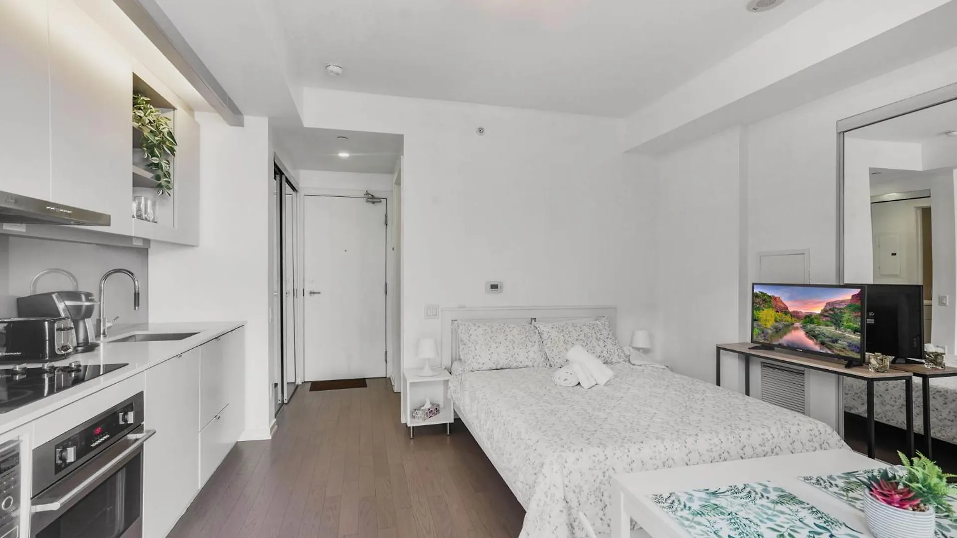 Toronto Luxe Suite - Location Score 10 - Easter Retreat Apartment
