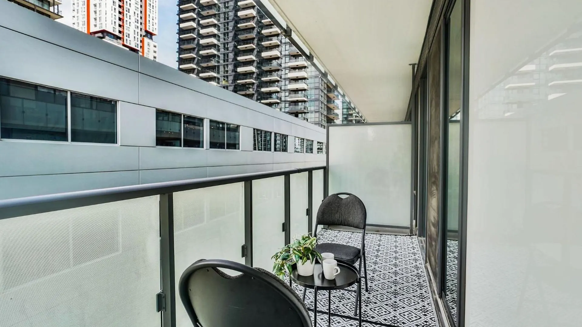 Toronto Luxe Suite - Location Score 10 - Easter Retreat Apartment