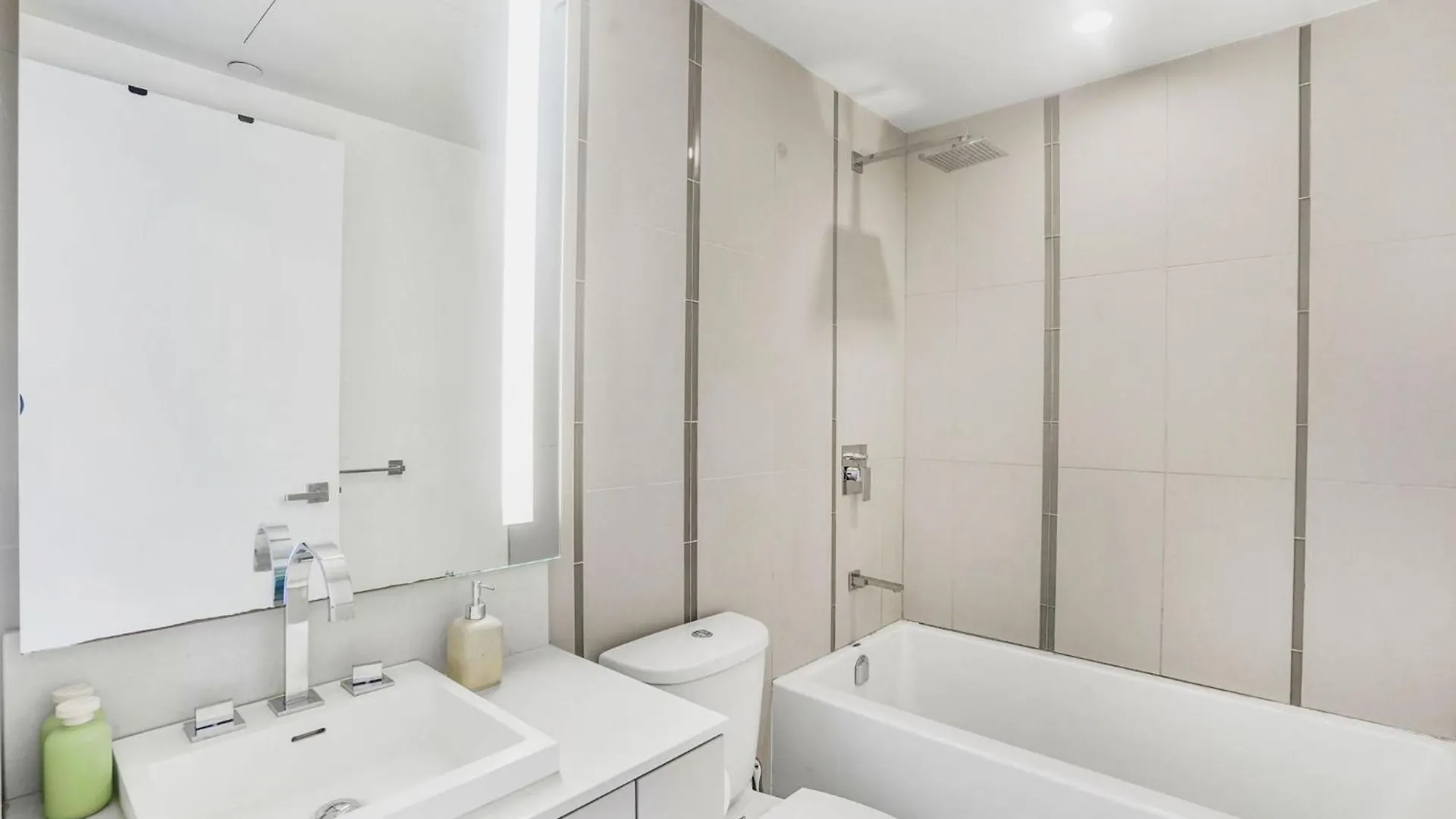 Toronto Luxe Suite - Location Score 10 - Easter Retreat Apartment