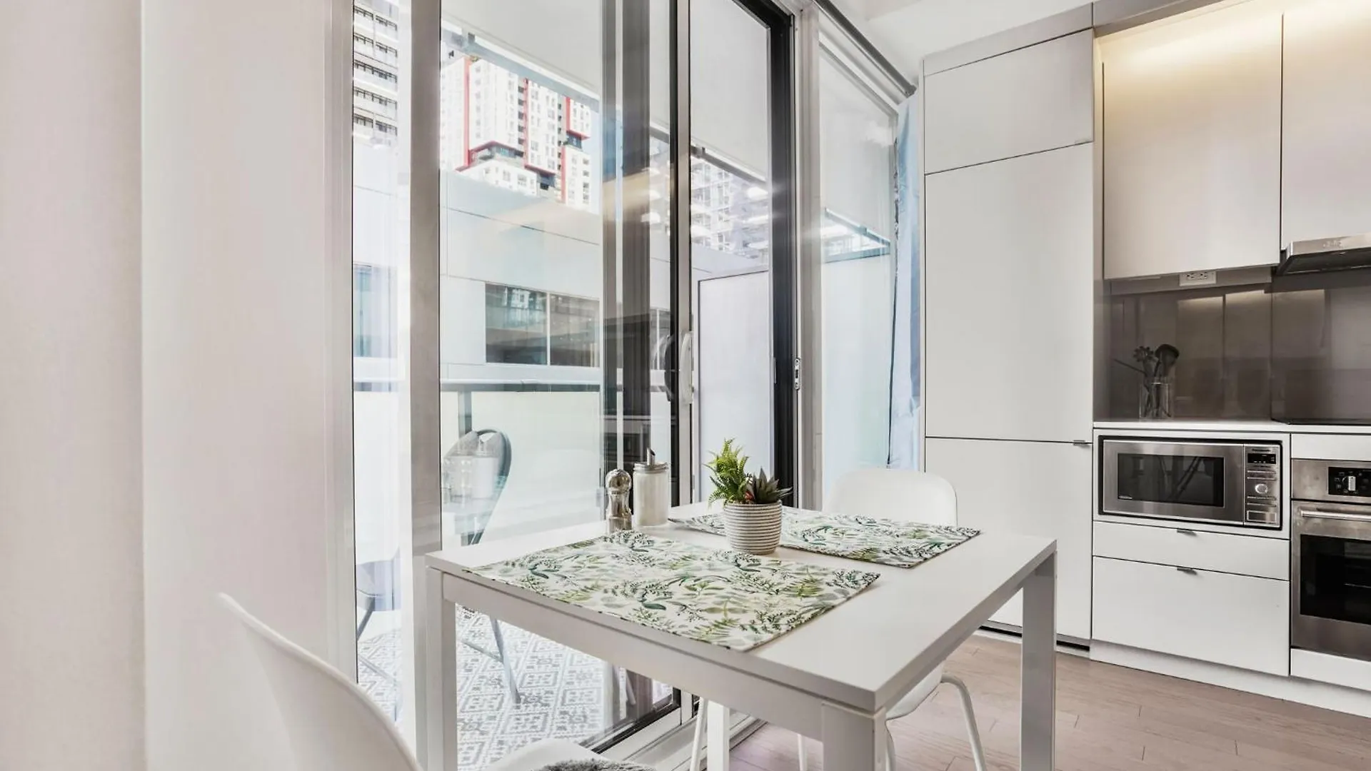 Toronto Luxe Suite - Location Score 10 - Easter Retreat