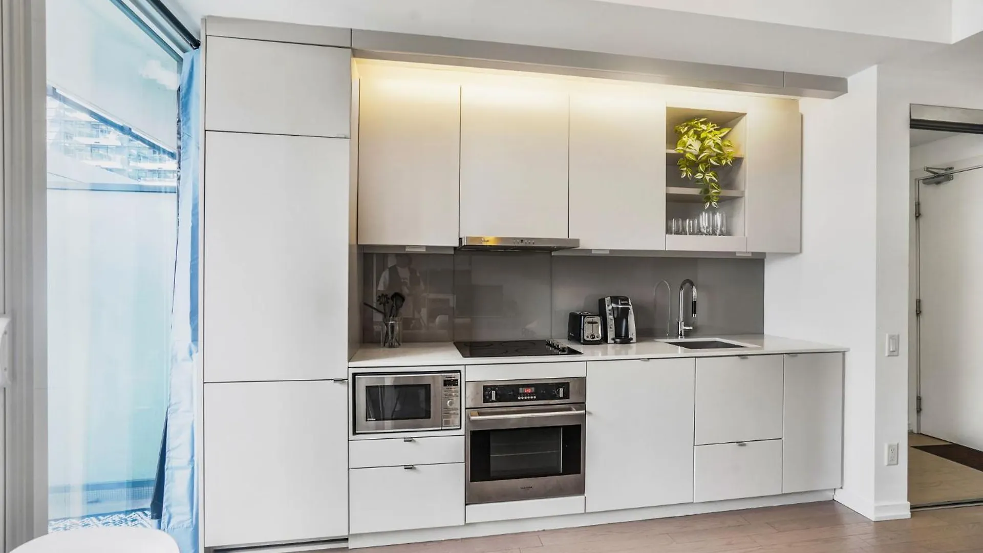 Toronto Luxe Suite - Location Score 10 - Easter Retreat