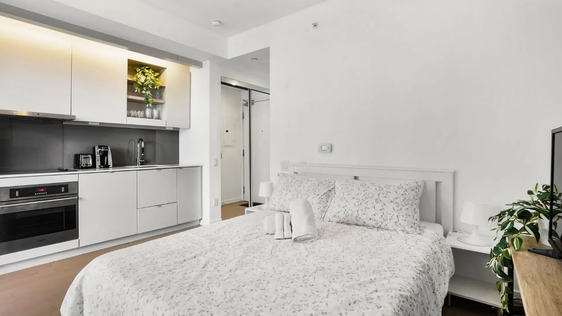 Toronto Luxe Suite - Location Score 10 - Easter Retreat