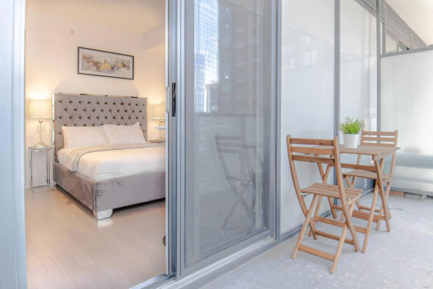 Toronto Luxe Suite - Location Score 10 - Steps To Rogers Centre, Cn Tower, Eaton Centre, Toronto Convention, Scotia Bank Arena Apartment