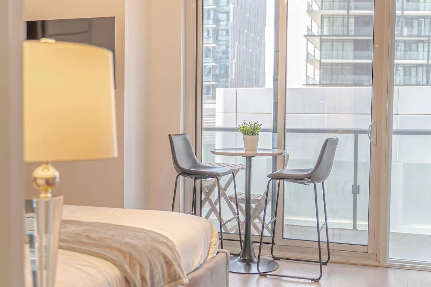 Toronto Luxe Suite - Location Score 10 - Steps To Rogers Centre, Cn Tower, Eaton Centre, Toronto Convention, Scotia Bank Arena